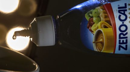 Anvisa avalia nova diretriz da OMS sobre adoçantes.