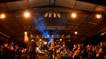 Público lota Espaço Livre para ouvir Zeca Baleiro e Orquestra Filarmônica