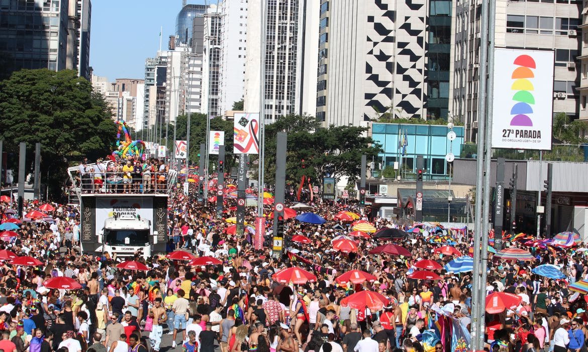 Parada do Orgulho LGBT+ reúne milhares de pessoas na Paulista.