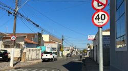 Placas com velocidades diferentes chamam atenção no mesmo ponto