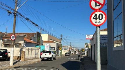 Placas com velocidades diferentes chamam atenção no mesmo ponto
