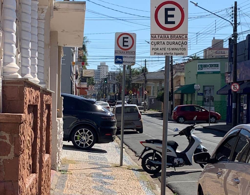 Fradinhos não impedem estacionamento sobre calçadas - Jornal O Globo