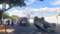 Carros colidem, veículo capota e vítima em estado leve é socorrida