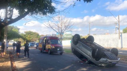 Carros colidem, veículo capota e vítima em estado leve é socorrida