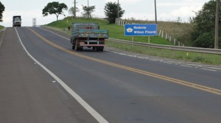 Motociclista morre após colisão com caminhão na Rodovia Wilson Finardi