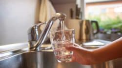Conforme a nova tabela de tarifa total, a faixa de consumo mínimo de água em residências passa ao valor de R$ 59,26 mensais