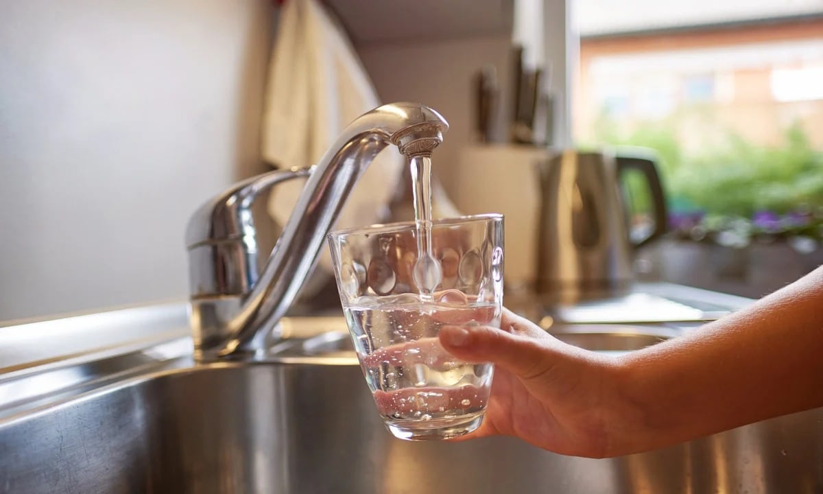 Conforme a nova tabela de tarifa total, a faixa de consumo mínimo de água em residências passa ao valor de R$ 59,26 mensais