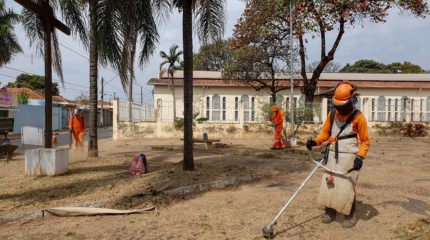 Prefeitura faz limpeza e corte de mato na praça São Judas Tadeu