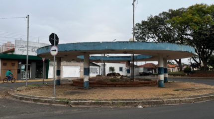 Flamboyant poderia cair a qualquer momento, segundo informou a Prefeitura. Moradores cobram restauração de laje circular que foi ponto de ônibus décadas atrás