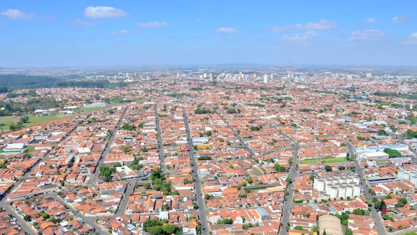 Recente onda de calor alertou para falta de arborização, mas as remoções de árvores seguem nos projetos do município