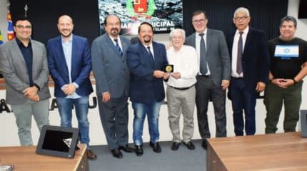 Por meio do Decreto Legislativo de Hernani Leonhardt, Ruy Fina recebeu Medalha de Honra ao Mérito na Câmara