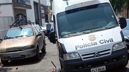 Viatura fica atolada em buraco após asfalto ceder no bairro Consolação