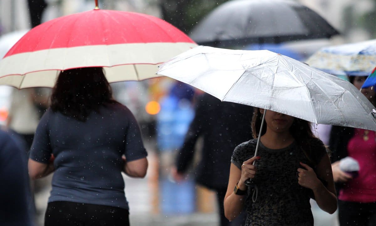 Pessoas com guarda-chuva em Rio Claro