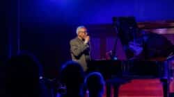 O pianista, na altura dos seus 86 anos de idade, é um dos mais aclamados pianistas da atualidade e radicado nos Estados Unidos, onde é residente de um dos principais bares de jazz de Nova York, o tradicional The River Café