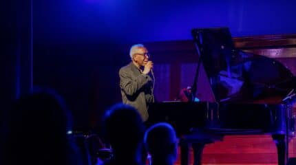 O pianista, na altura dos seus 86 anos de idade, é um dos mais aclamados pianistas da atualidade e radicado nos Estados Unidos, onde é residente de um dos principais bares de jazz de Nova York, o tradicional The River Café