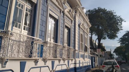 Alunos e pais da ETEC Armando Bayeux da Silva denunciam professor de Filosofia por conduta inapropriada. Escola e Polícia Civil apuram o caso