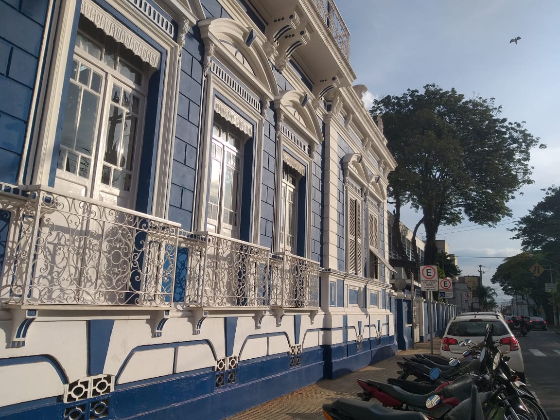 Alunos e pais da ETEC Armando Bayeux da Silva denunciam professor de Filosofia por conduta inapropriada. Escola e Polícia Civil apuram o caso