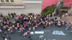 Servidores estiveram em frente ao Paço Municipal na noite dessa segunda-feira. Alguns estiveram dentro da Câmara