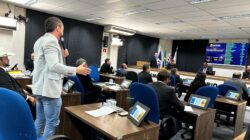 Vereador Rafael Andreeta (Republicanos) - em pé - tentou derrubar a previsão de gabinete para a vice-prefeita Maria