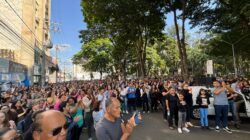 Manifestação convocada por centenas de professores visa cobrar do Governo Gustavo melhorias na Educação. Aula pública foi aberta para famílias levarem os alunos