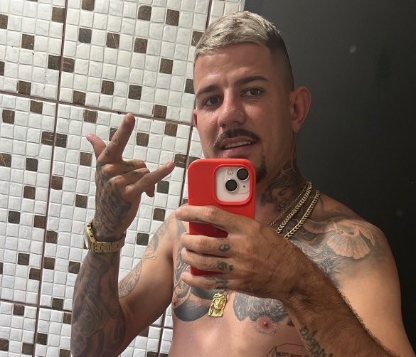 Adrian Caique Paulino Adrian Caique Paulino, de 24 anos, foi executado com mais de 60 tiros no quintal da residência onde vivia com os pais e um irmão acamado, na Vila Nova. Foto: Reprodução/Redes Sociais