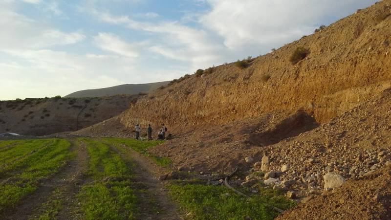 Sítio arqueológico 334, onde foram encontrados os artefatos líticos mais antigos do mundo fora da África, com idade estimada de 2.48 milhões de anos. Crédito: Giancarlo Scardia