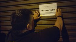 Departamento de posturas da Prefeitura de Rio Claro, com apoio da Guarda Civil Municipal, em fiscalização a comércio