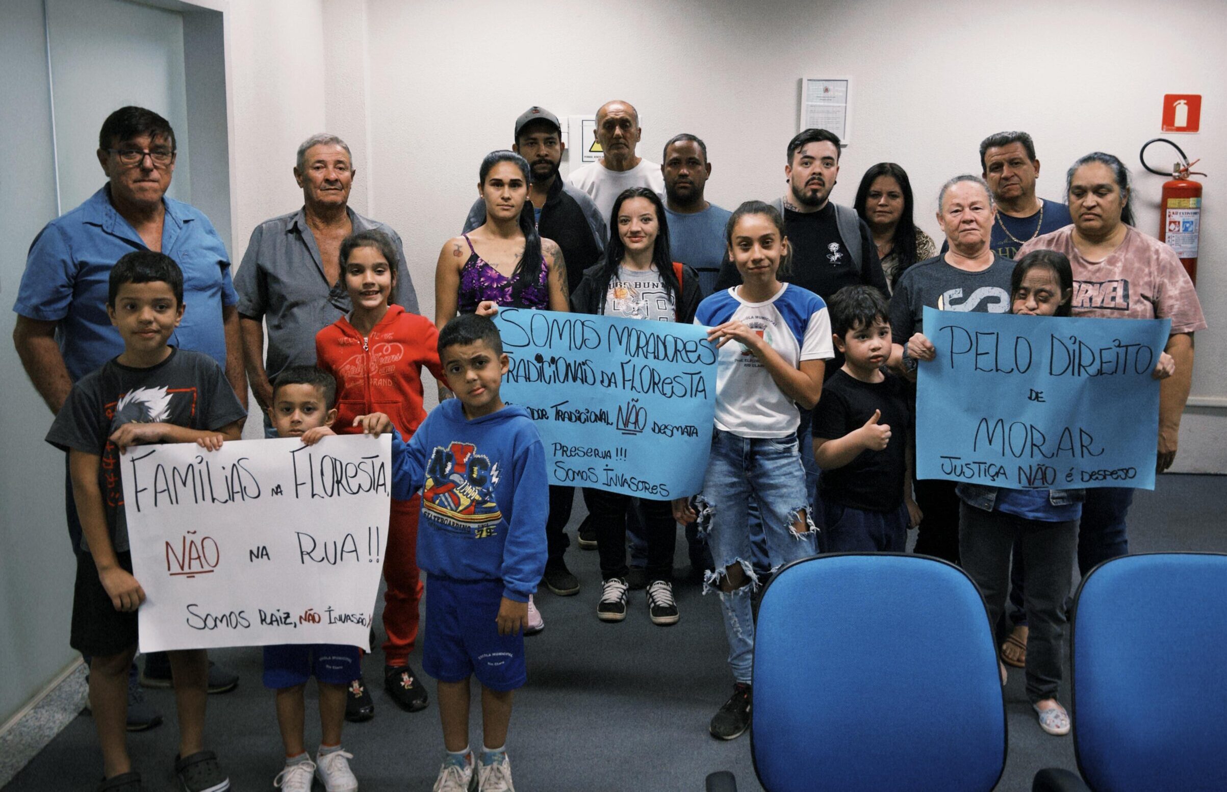 Famílias alvo de despejo da Colônia Fazendinha, que fica dentro da Floresta Estadual, estiveram na Câmara Municipal