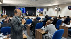 Denúncia com mais de 30 páginas traz acusações contra vereador por supostas invasões nas UPAs em pleno atendimento médico. Ele se defendeu