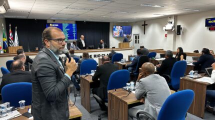 Denúncia com mais de 30 páginas traz acusações contra vereador por supostas invasões nas UPAs em pleno atendimento médico. Ele se defendeu