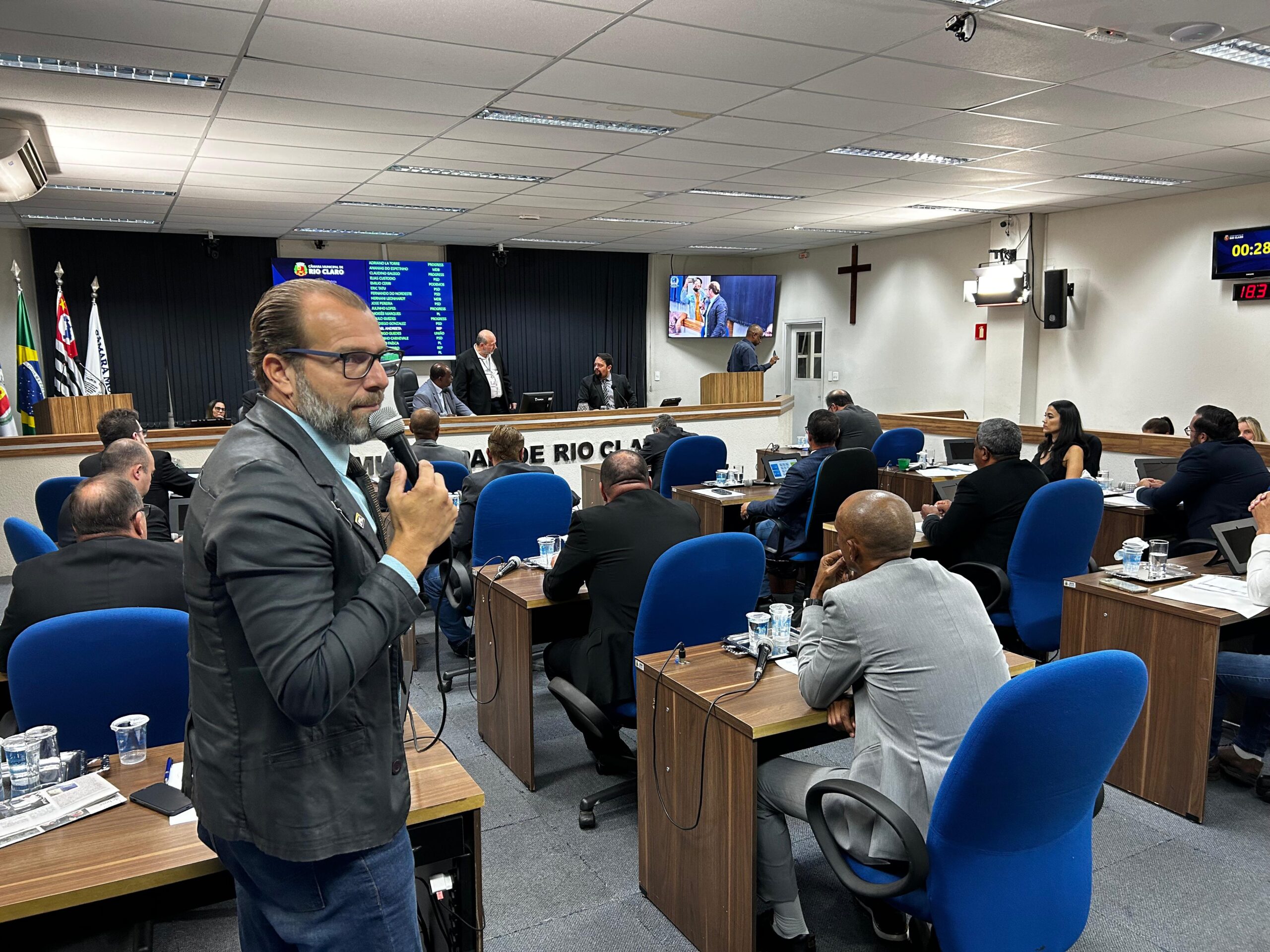 Denúncia com mais de 30 páginas traz acusações contra vereador por supostas invasões nas UPAs em pleno atendimento médico. Ele se defendeu