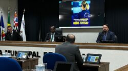 Na sessão dessa segunda-feira, vereador Hernani (MDB) - partido que comanda a Segurança - exibiu telefone da GCM
