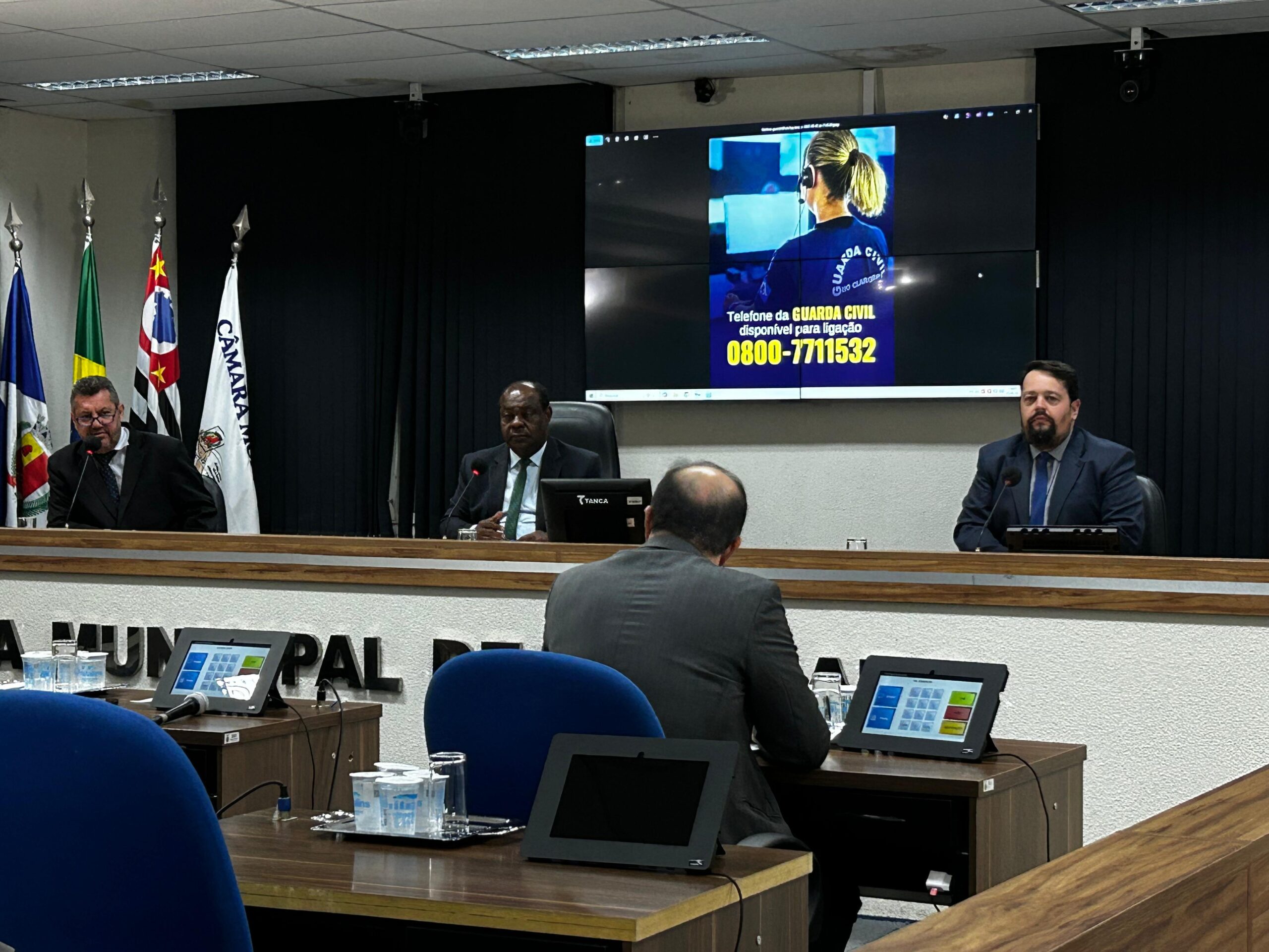 Na sessão dessa segunda-feira, vereador Hernani (MDB) - partido que comanda a Segurança - exibiu telefone da GCM