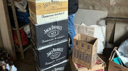 Polícia Civil apreende bebidas falsificadas e arma em operação em Rio Claro