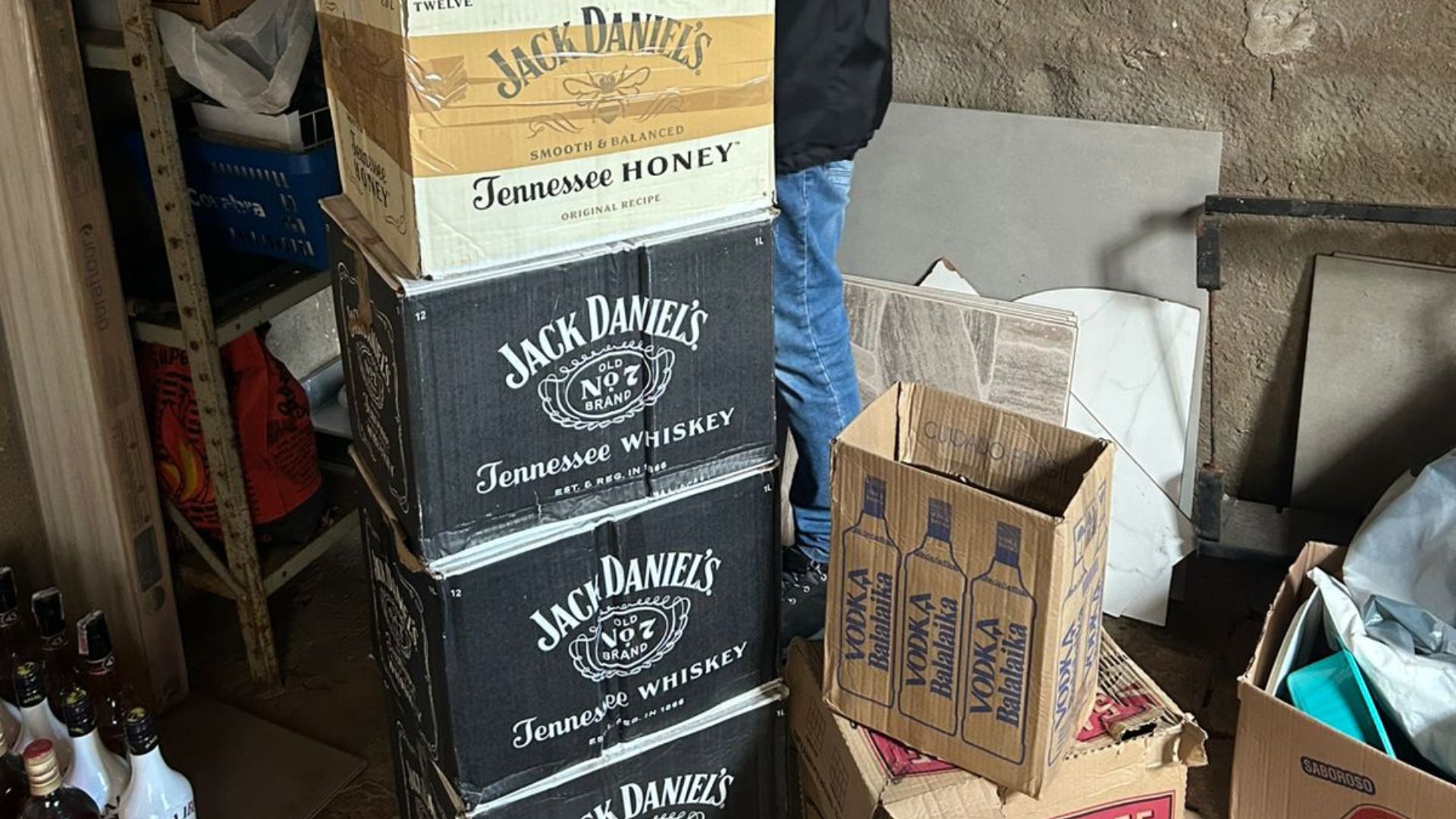 Polícia Civil apreende bebidas falsificadas e arma em operação em Rio Claro