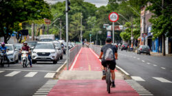 A nova ciclovia, que se estende ao longo das avenidas Visconde do Rio Claro e Tancredo Neves ampliou em 57% a extensão de via exclusiva para ciclistas na cidade.