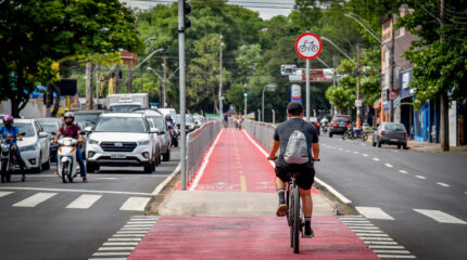 A nova ciclovia, que se estende ao longo das avenidas Visconde do Rio Claro e Tancredo Neves ampliou em 57% a extensão de via exclusiva para ciclistas na cidade.
