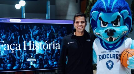 Rodrigo Tognini, CEO e cofundador da Conta Simples com o mascote do time (Foto: Melina Knolow)