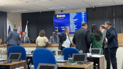 Vereadores discutiram projetos de lei na noite de ontem. Vereadores da oposição articulavam pressão, mas não adiantou