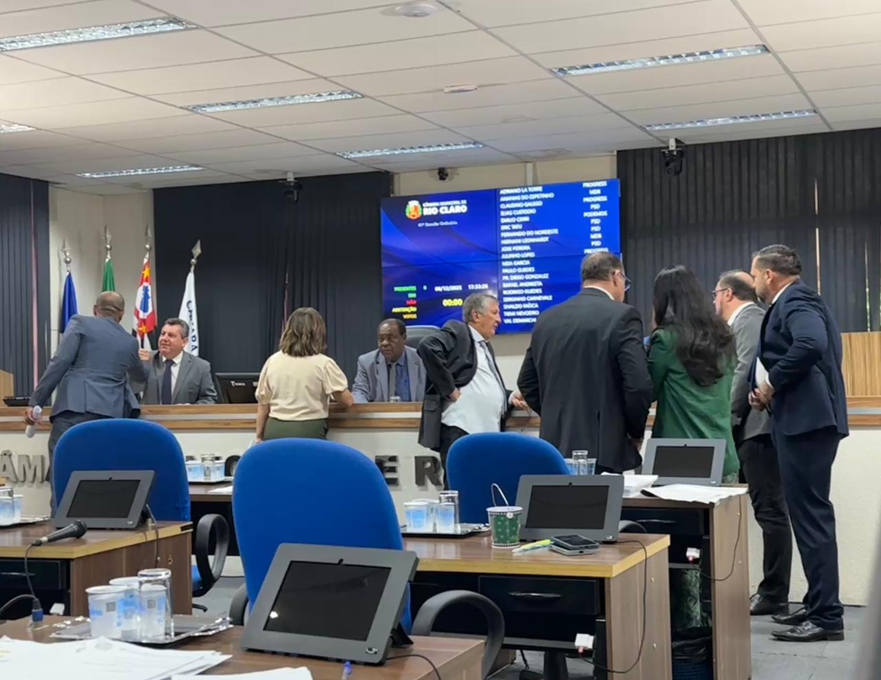 Vereadores discutiram projetos de lei na noite de ontem. Vereadores da oposição articulavam pressão, mas não adiantou