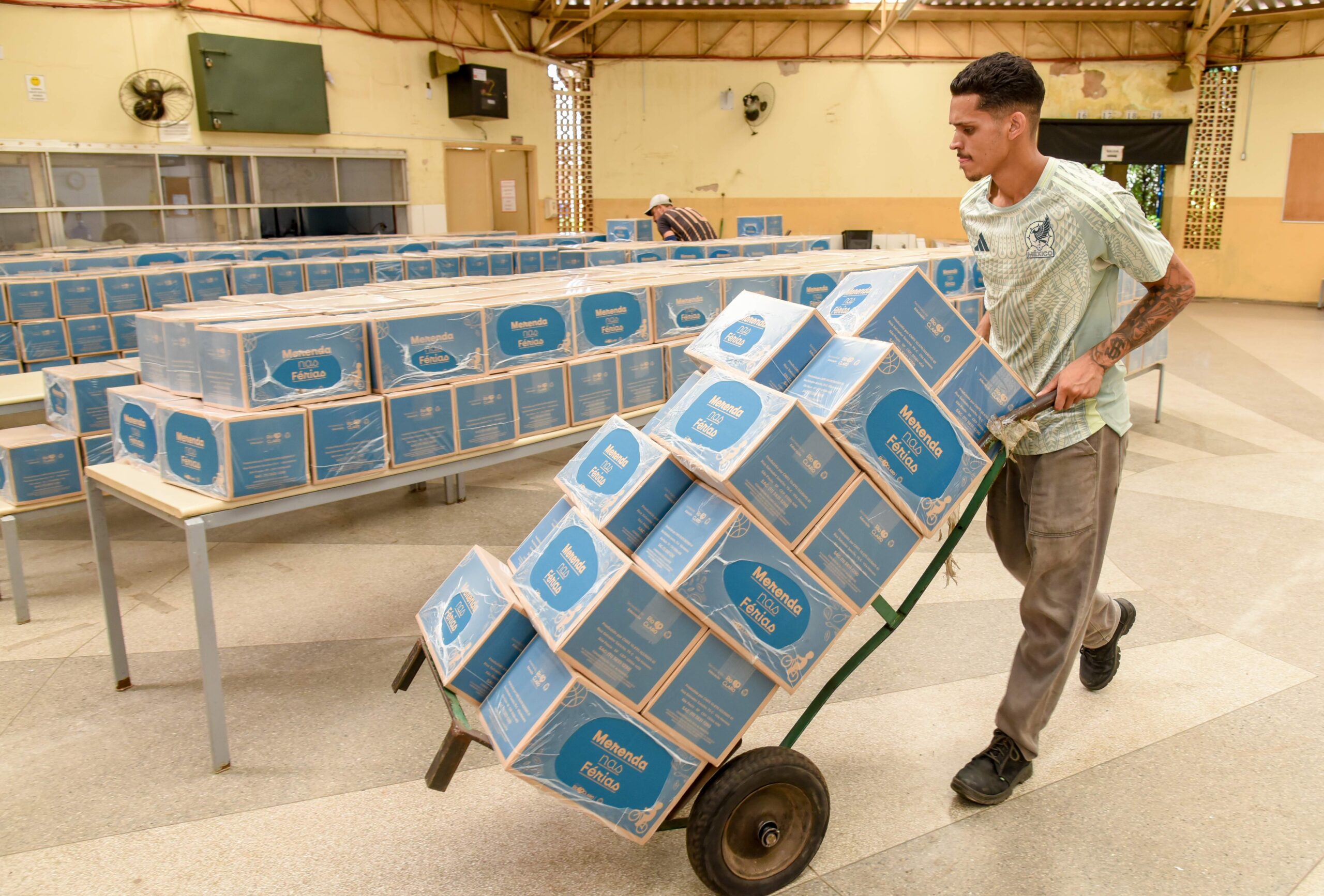 O município providenciou 17.400 cestas com 16 itens como arroz, feijão, carne, macarrão, leite e biscoitos.