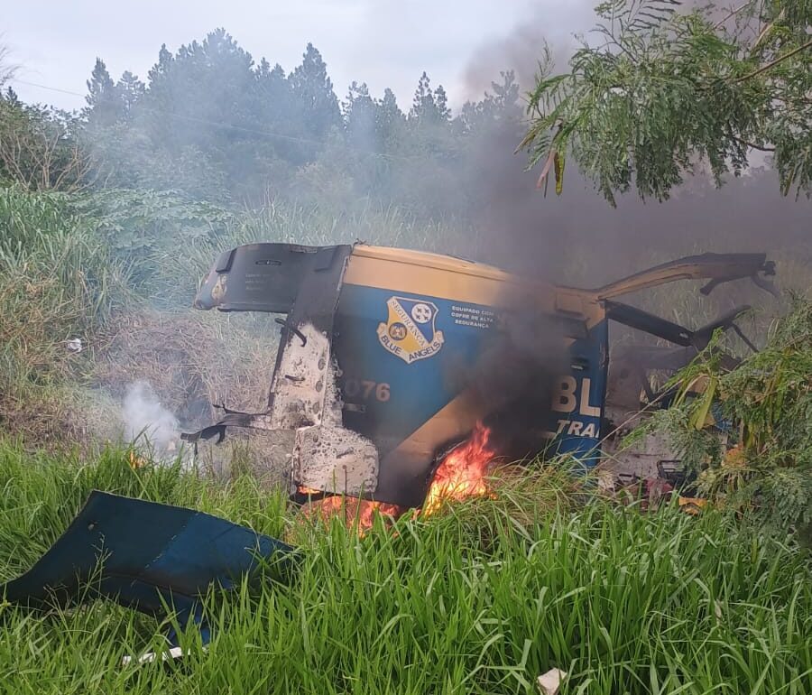 Quadrilha fortemente armada explode carro-forte em rodovia de São Paulo