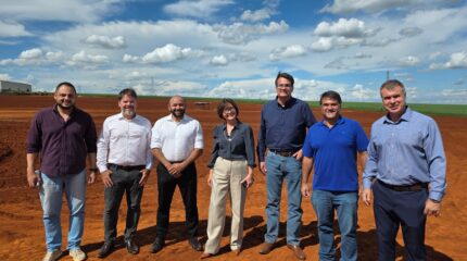 Além da prefeita e dos representantes da empresa, estiveram presentes na visita às obras, o secretário-chefe de Gabinete, Denis Suidedos, o secretário de Desenvolvimento Econômico Sustentável, Roberson Castellar, e o secretário de Finanças e Orçamento, Renato Mascarin.
