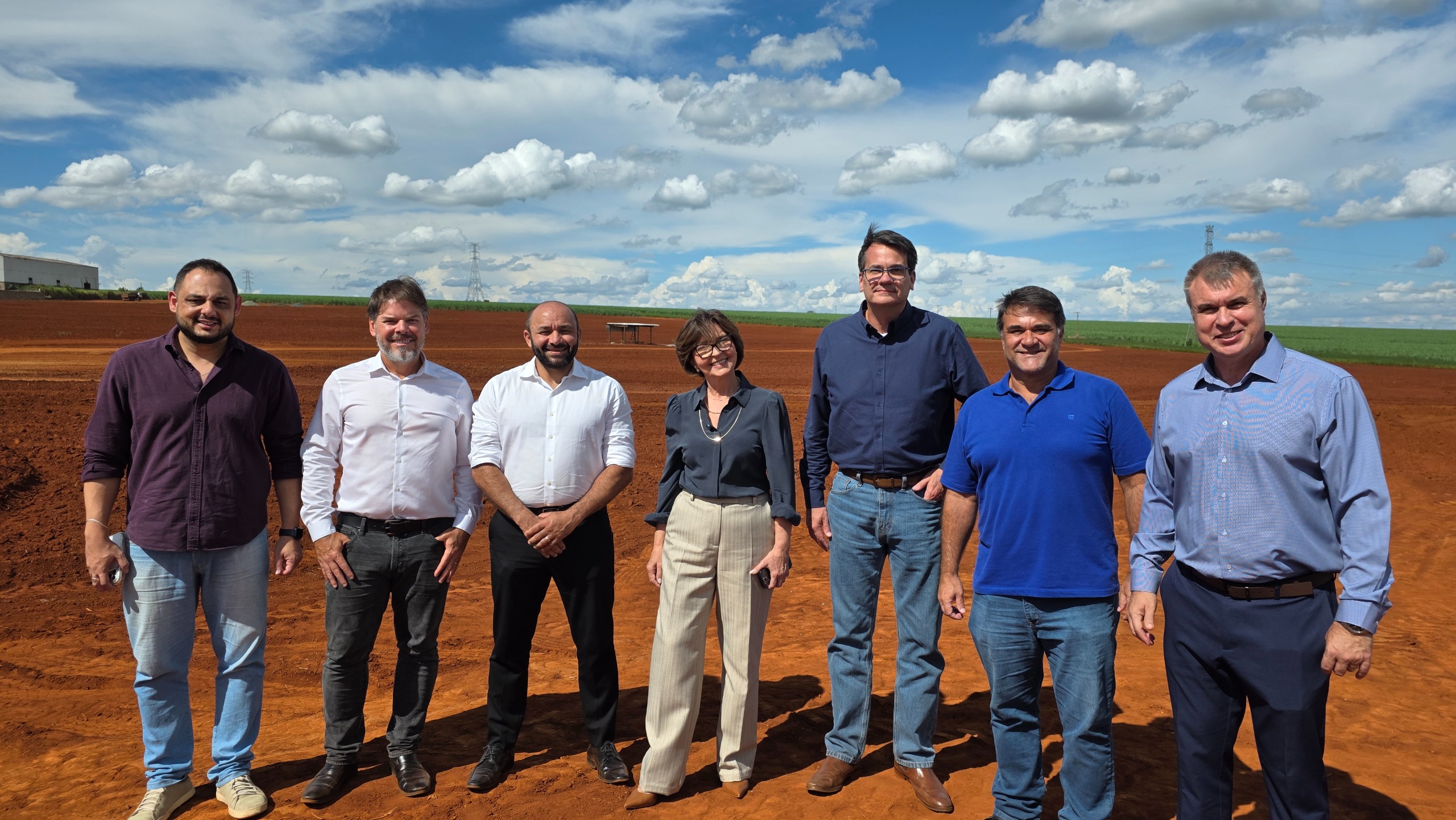 Além da prefeita e dos representantes da empresa, estiveram presentes na visita às obras, o secretário-chefe de Gabinete, Denis Suidedos, o secretário de Desenvolvimento Econômico Sustentável, Roberson Castellar, e o secretário de Finanças e Orçamento, Renato Mascarin.