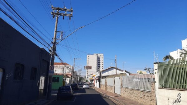 Tempo firme em Rio Claro; céu azul, sem chuvas