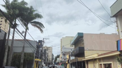 Tempo nublado em Rio Claro; sol entre algumas nuvens; nuvens; nebuloso