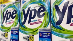 Produtos da marca Ypê em gôndola de supermercado; Anvisa determinou suspensão de lotes específicos com final 1 por risco de contaminação bacteriana.