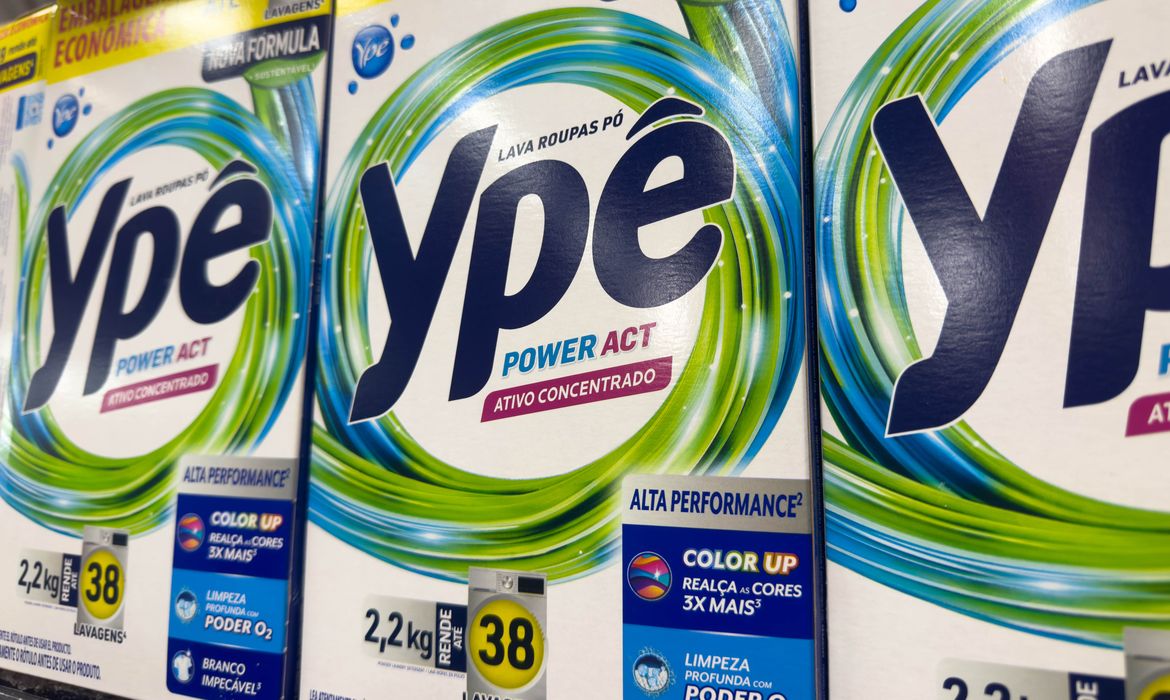 Produtos da marca Ypê em gôndola de supermercado; Anvisa determinou suspensão de lotes específicos com final 1 por risco de contaminação bacteriana.