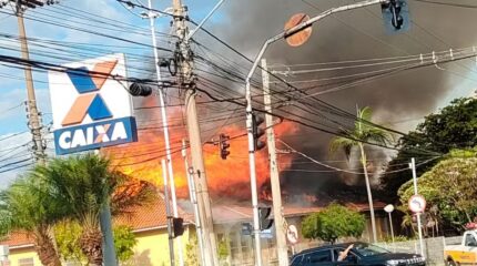 Chamas destruíram prédio histórico da Escola Municipal Prada em Limeira; fogo consumiu toda a estrutura na tarde de sexta-feira (01) (Imagem: redes sociais)
