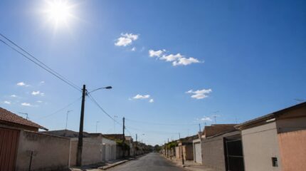 Céu azul, calor, previsão do tempo